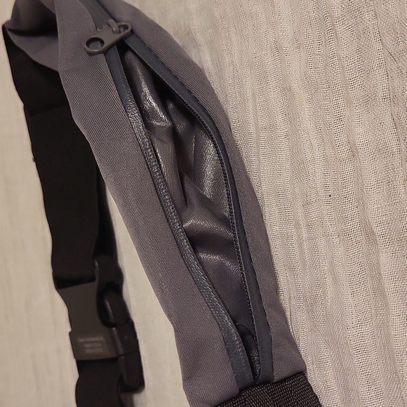 Sports belt for running or traveling grey and black - Picture 3 of 9